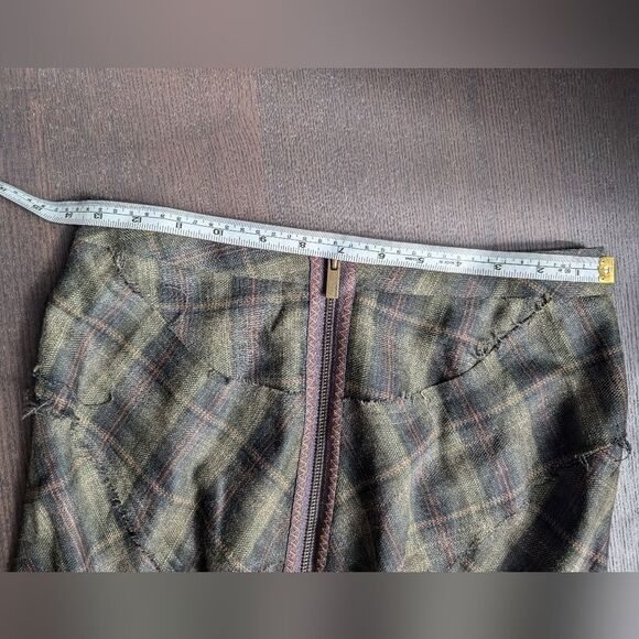 BCBG MaxAzria wool plaid skirt mid length Small zipper down at the back - Picture 8 of 10